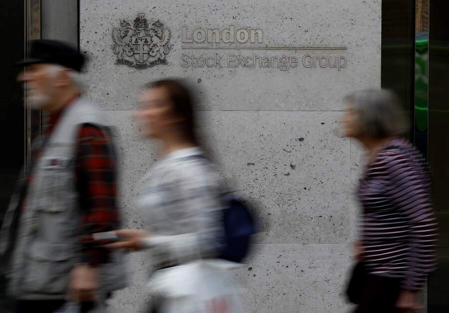 UK&#8217;s FTSE 100 outperforms peers as oil majors jump on Middle East conflict