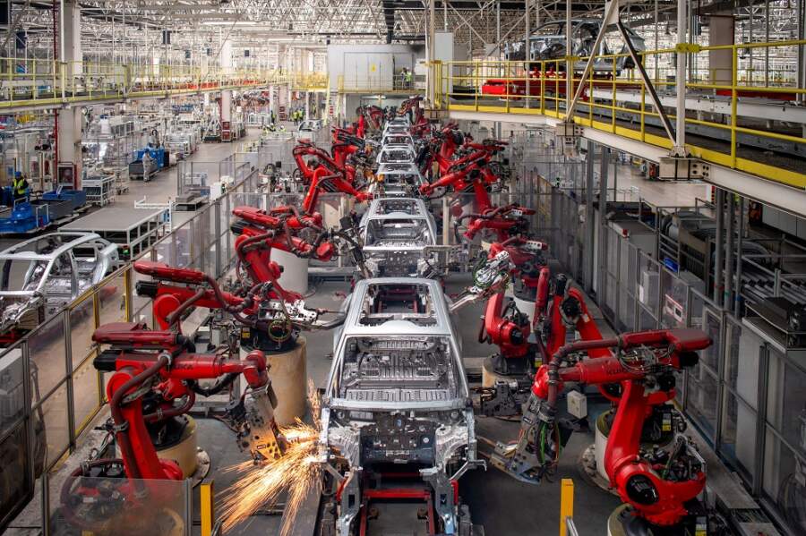 IMF says global economy &#8216;limping along&#8217;, cuts growth forecast for China, euro zone