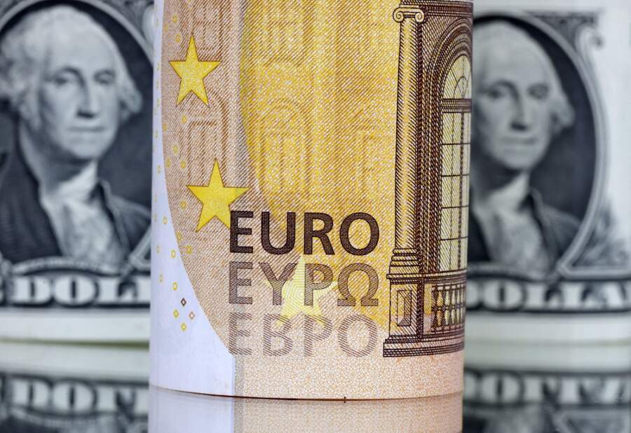 U.S. dollar gains as risk sentiment sours, Treasury yields rise