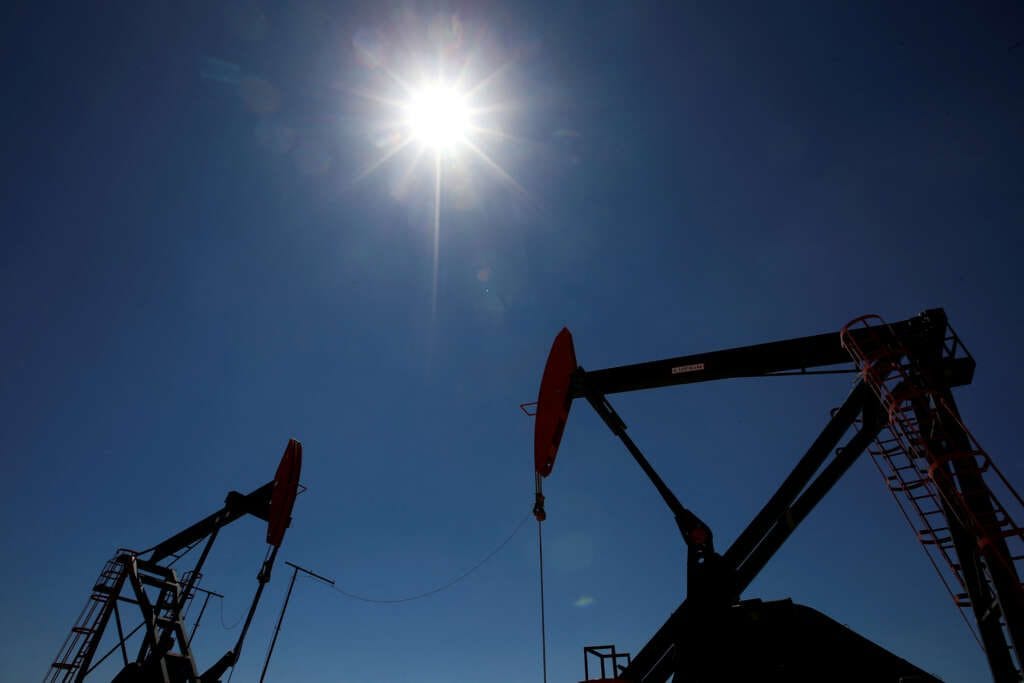 Oil tumbles 2% to 3-week low on strong dollar, profit taking