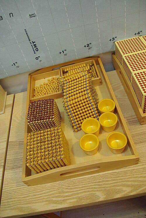 File:Montessori Materiel (golden beads) Wi School.jpg