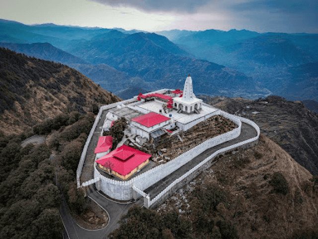 पर्वतशिखर पर स्थित काली का टिब्बा मंदिर का आकाशीय दृष्टिकोण से लिया गया चित्र।